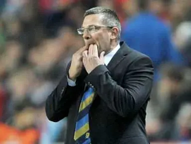 Gaya pelatih Skotlandia Craig Levein di laga kualifikasi Euro 2012 Grup E melawan Republik Ceska di Praha,  8 Oktober 2010. AFP PHOTO / JOE KLAMAR 