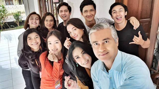 Pamit dari Sinetron, Ini 6 Potret Kebersamaan Aditya Zoni dan Pemain Cinta Karena Cinta