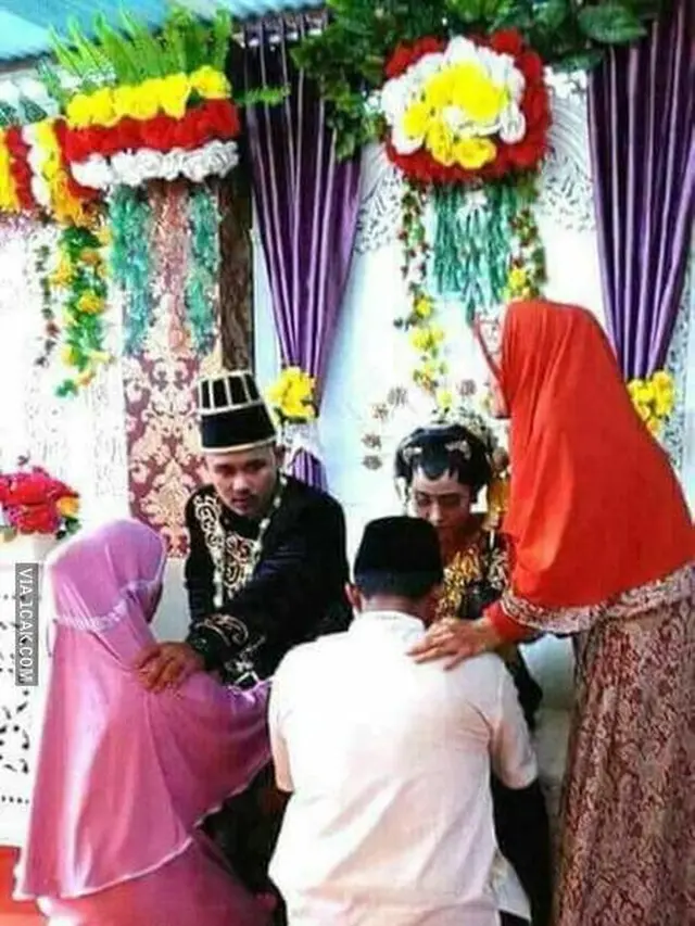5 Momen Sungkem Nyeleneh Ini Bukannya Haru Malah Bikin Ketawa