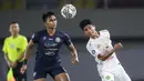 Tertinggal dua gol membuat Persebaya mencoba mencari celah pertahanan Arema. Tapi, mereka masih kesulitan dengan pertahanan rapat lawan. (Bola.com/Bagaskara Lazuardi)