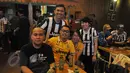 Para Juventini berfoto bersama saat nonton bareng final Liga Champions Juventus vs Barcelona, di Dock 88, La Piazza, Mall Kelapa Gading, Minggu (7/6/2015). (Liputan6.com/Herman Zakharia)