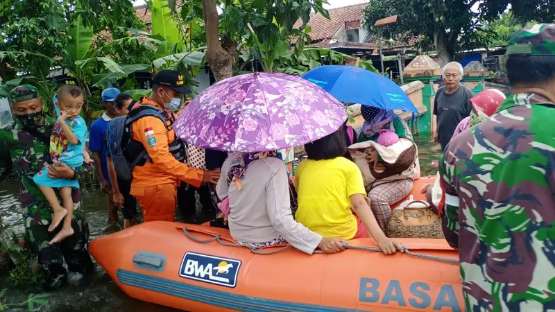 Ilustrasi - Petugas mengevakuasi korban banjir di Kroya, Cilacap, Jawa Tengah. (Foto: Liputan6.com/Basarnas)