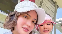 Dalam momen ini, Shandy mengungkapkan jika Claire lah yang membuat sendiri kalung kembar yang dipakai ibu dan anak ini. Kalung buatan buah hatinya itu pun menjadi sangat istimewa ketika dikenakan. Banyak netizen yang memuji kepintaran Claire. (Liputan6.com/IG/@shandyaulia)