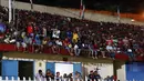 Warga Jayapura memadati tribun pada pembukaan Torabika Soccer Championship 2016 di Stadion Mandala, Jayapura, Papua, Jumat (29/4/2016). (Bola.com/Nicklas Hanoatubun)
