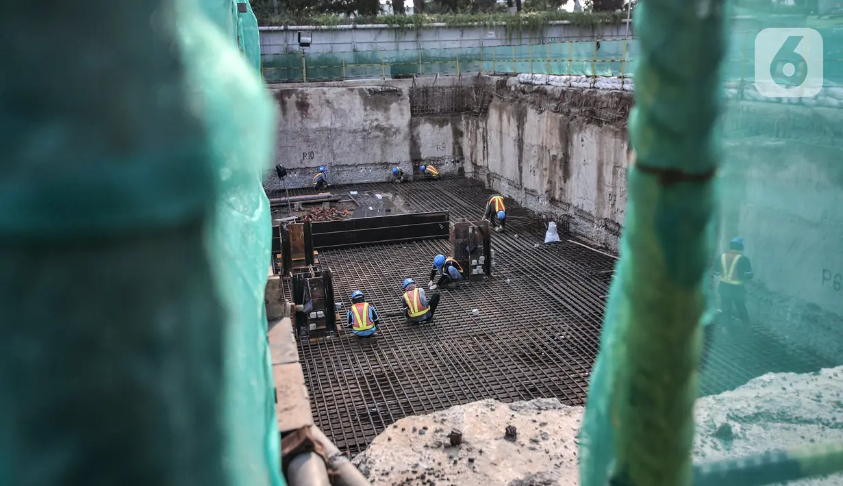 Pekerja menyelesaikan proyek pembangunan MRT Jakarta Fase 2A di kawasan Monas, Jakarta, Senin (31/5/2021). Direketur Utama PT MRT Jakarta William Sabandar mengatakan pembangunan MRT Jakarta fase 2A atau CP201 dari Bundaran HI sampai Harmoni sudah mencapai 16,5 persen. (merdeka.com/Iqbal S. Nugroho)