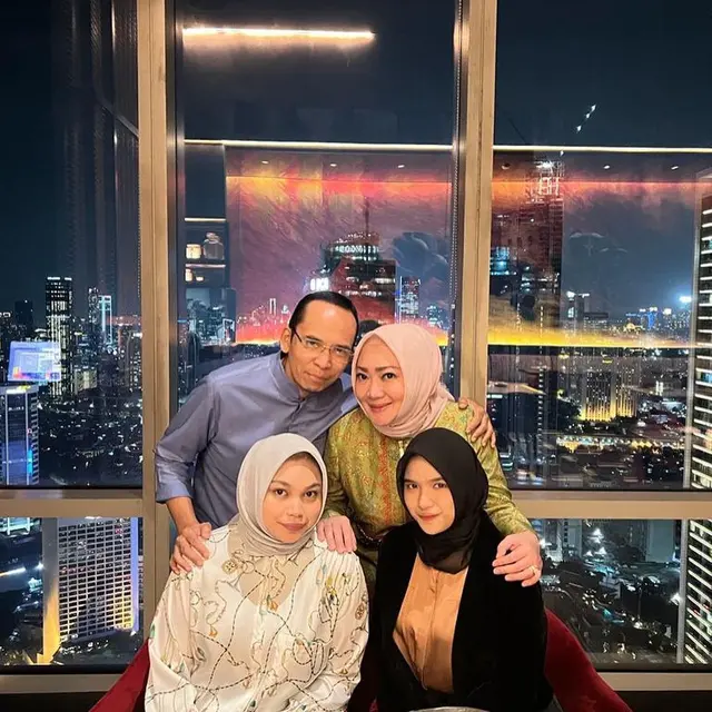 6 Potret Zahwa Nadhira Bareng Ayah dan Ibundanya
