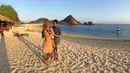 Shireen Sungkar ketika liburan bersama 'Bapak Jenggot' dan buah hati kesayangannya, Teuku Adam Al Fatih di Lombok. (via instagram/@shireensungkar)
