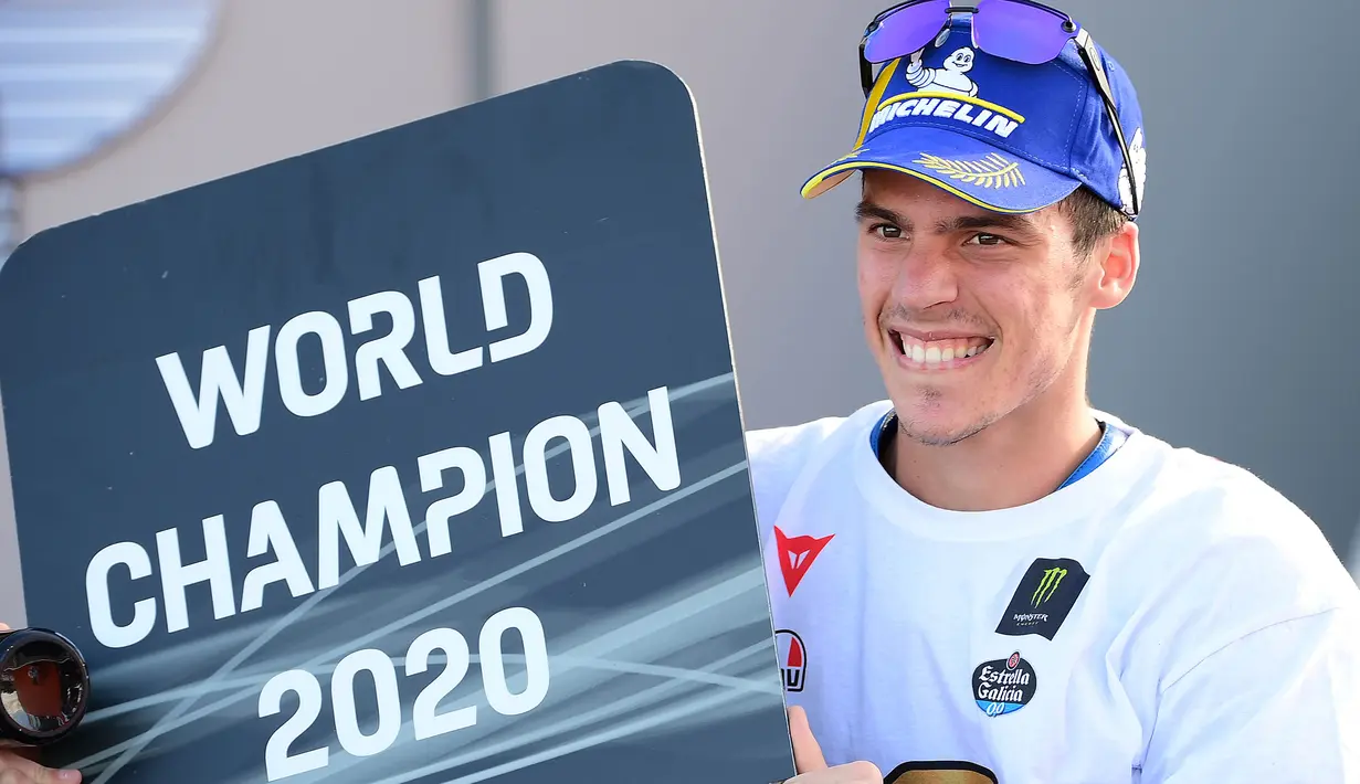 Pembalap Suzuki Esctar, Joan Mir, melakukan selebrasi usai balapan MotoGP Valencia di Sirkuit Ricardo Tormo, Minggu (15/11/2020). Meski finis ketujuh, Joan Mir berhasil mengunci gelar juara dunia MotoGP 2020. (AFP/Lluis Gene)