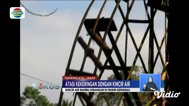 Kincir air berbahan bambu dibuat secara gotong royong dengan biaya sekira Rp 1 juta.