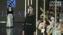 Model mengenakan busana desainer Dilbar dari Kyrgystan dalam Jakarta Modest Fashion Week di Gandaria City, Jakarta, Kamis (26/7). Indonesia turut serta ambil bagian yang diikuti oleh 26 desainer. (Liputan6.com/Faizal Fanani)