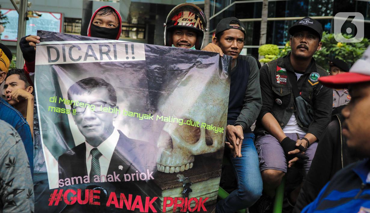 Warga Tanjung Priok membawa poster bergambar Menkumham Yasonna Laoly saat unjuk rasa di depan Gedung Kemenkumham, Jakarta Selatan, Rabu (22/1/2020). Mereka menuntut Yasonna minta maaf atas ucapannya yang menyebut Tanjung Priok adalah daerah miskin, kumuh, dan kriminal. (Liputan6.com/Faizal Fanani)
