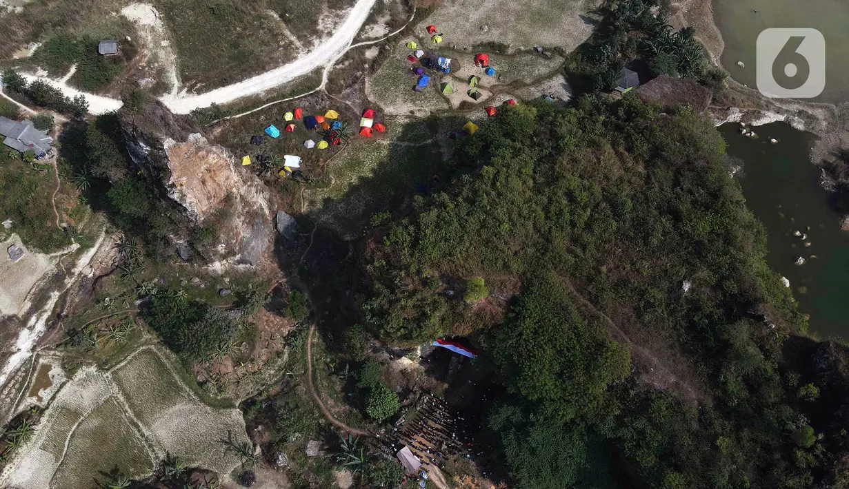 Peserta ada yang bermalam di kawasan Karst Klapanunggal sekitar Tebing Arpam. (merdeka.com/Imam Buhori)