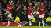 Reaksi para pemain Manchester United setelah penyerang Bayern Munchen Kingsley Coman mencetak gol pembuka timnya pada laga matchday 6 yang dihelat di Old Trafford, Rabu (13/12/2023) dini hari WIB.  (AP Photo/Dave Thompson)