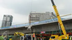 Aktivitas proyek pembangunan Simpang Susun Semanggi, Jakarta, Sabtu (12/11). Progres pengerjaan Proyek ini disebut-sebut sebagai upaya Pemprov DKI untuk mengurai kemacetan di Ibukota. (Liputan6.com/Helmi Afandi)