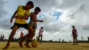 Anak-anak Rohingya bermain sepak bola di kamp pengungsi Kutupalong di Ukhia, Bangladesh, 19 Juli 2018. Piala Dunia 2018 mungkin sudah berakhir, namun demam pesta akbar sepak bola itu masih terasa di kamp pengungsi terbesar di dunia. (AFP/Munir UZ ZAMAN)