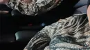 Aurel dan suami serta putrinya tampak kompak mengenakan autfit warna senada. Membagikan momen saat di dalam mobil. "kondangan" tulis Aurel. [Instagram/aurelie.hermansyah]