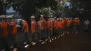 Anak-anak sekolah berbaris untuk pemeriksaan keamanan sebelum gladi bersih upacara Hari Kemerdekaan di monumen Benteng Merah saat hujan di New Delhi, India, Kamis, (13/8/2020). India akan  merayakan Hari Kemerdekaan ke-74 pada 15 Agustus. (AP Photo / Manish Swarup)