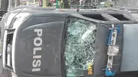 Sejumlah kendaraan polisi dan kaca-kaca gedung anggota dewan rusak terkena lemparan batu.