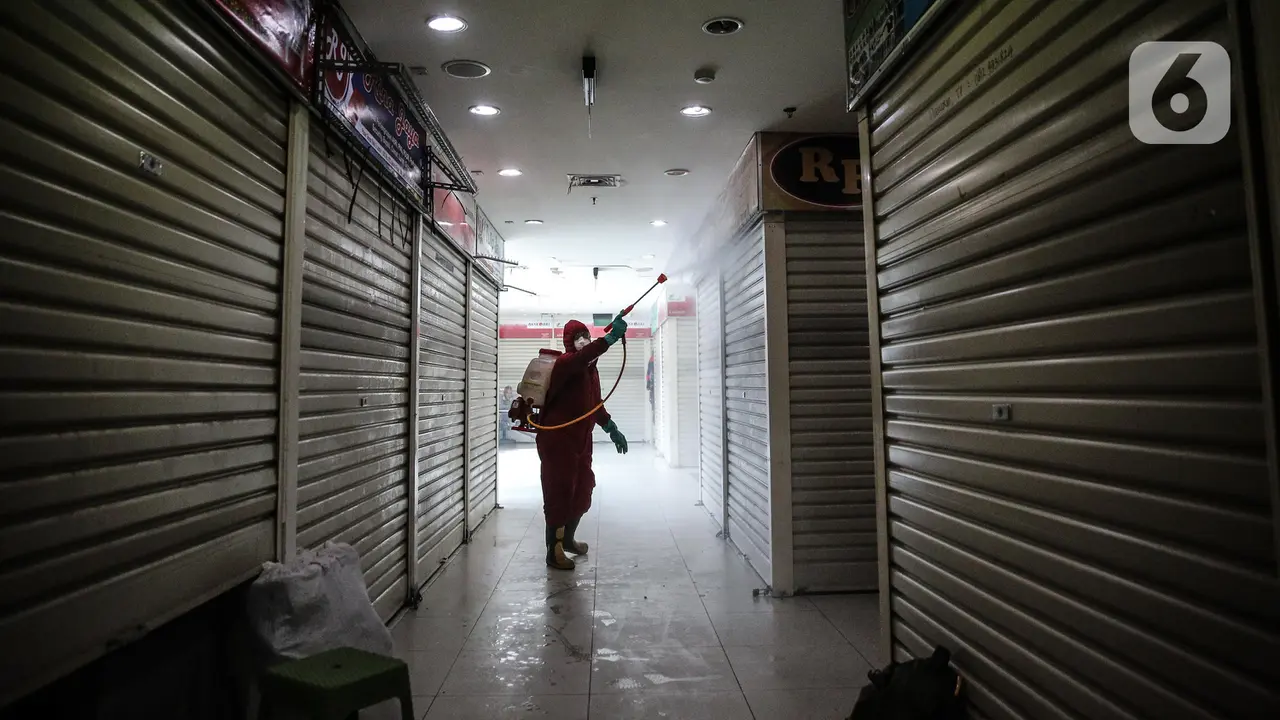 Penyemprotan Disinfektan di Pasar Senen