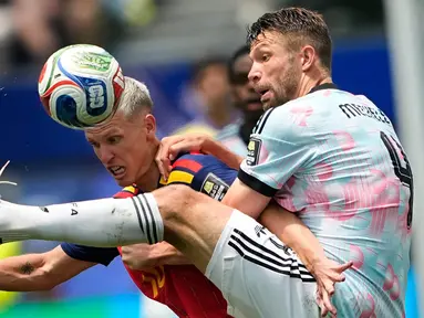 Pemain Spanyol Dani Olmo berebut bola denganpemain Belgia Brandon Mechele (selama pertandingan perempat final Piala Dunia antara Spanyol dan Belgia di Inglewood, California, dekat Los Angeles, Jumat, 10 Juli 2026. (AP Photo/Lindsey Wasson)