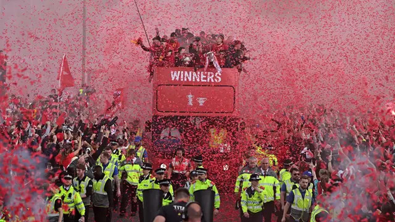 Virgil van Dijk Pakai Jam Tangan Langka di Parade Juara Liverpool, Harganya Bikin Melongo