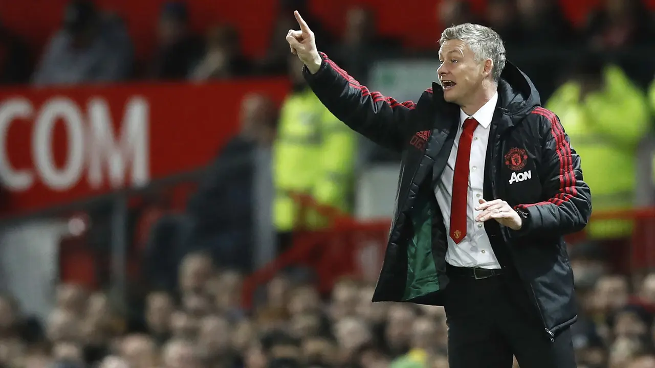 Pelatih Manchester United, Ole Gunnar Solskjaer, memberikan instruksi saat melawan Bournemouth pada laga Premier League di Stadion Old Trafford, Manchester, Minggu (30/12). MU menang 4-1 atas Bournemouth. (AP/Martin Rickett)