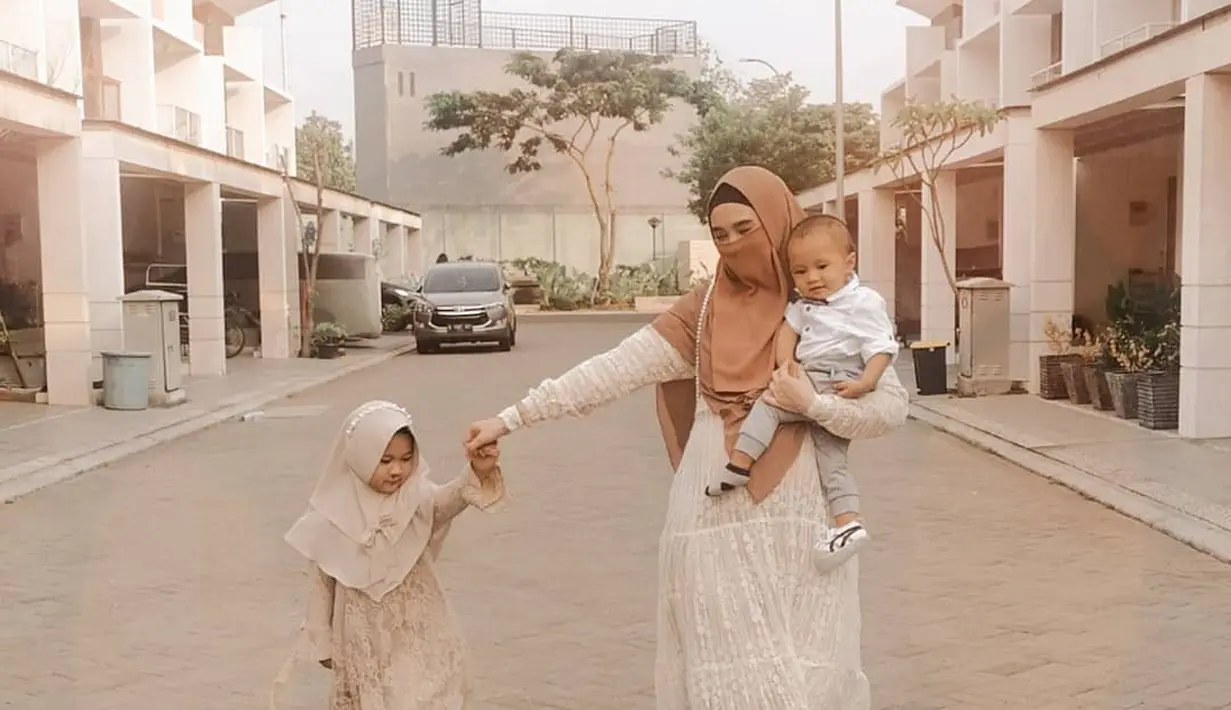 Rumah tangga Virgoun dan Inara Rusli sedang terancam kandas. Setelah sang istri membongkar perselingkuhannya, Virgon kini resmi melayangkan gugatan cerai. Inara berusaha untuk mempertahankan rumah tangganya meski sang suami berulang kali selingkuh. Berikut potret Inara momong anak-anak yang juga tak luput dari sorotan. [Instagram/mommy_starla]