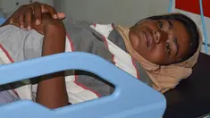 Seorang etnis Rohingya, Syamimah (15) menjalani perawatan intensif di ibu kota Aceh, Banda Aceh, Kamis (5/4). Lima orang muslim Rohingya diselamatkan nelayan Aceh setelah terombang-ambing hampir 3 pekan di perairan laut  Indonesia. (ILYAS ISMAIL/AFP)