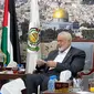 Mantan Wakil Presiden Indonesia Jusuf Kalla bertemu dengan Ismail Haniyeh, pemimpin politik Hamas dalam pertemuan di Doha, Jumat (12/7). (Courtesy/Jusuf Kalla)