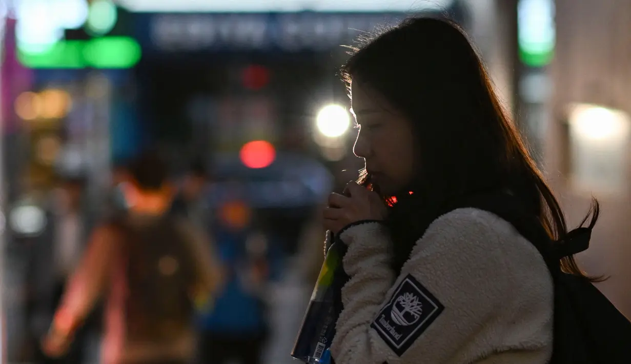 Kawasan Itaewon yang mayoritas gang-gang sempit semakin malam semakin ramai. (Shin Yong-ju/AFP)
