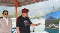 Edhie Baskoro Yudhoyono (Ibas) mendampingi sang ayah, Susilo Bambang Yudhoyono (SBY), mengabadikan keindahan panorama Gunung Lawu dalam sebuah lukisan di atas kanvas (Istimewa)