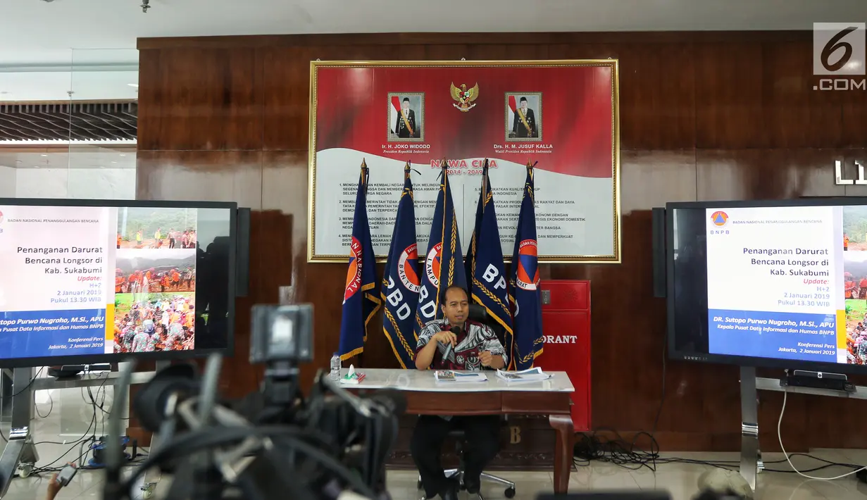 Kepala Pusat Data Informasi dan Humas BNPB Sutopo Purwo Nugroho memberikan keterangan pers di Kantor BNPB, Jakarta, Rabu (2/1). Hingga saat ini longsor susulan masih terus terjadi meski dengan intensitas kecil. (Liputan6.com/JohanTallo)