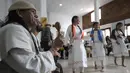 Penduduk asli Kolombia bermain musik untuk berpartisipasi dalam pertemuan merayakan Hari Internasional Penduduk Asli / Masyarakat Adat di Bogota (9/8). (AFP Photo/Raul Arboleda)