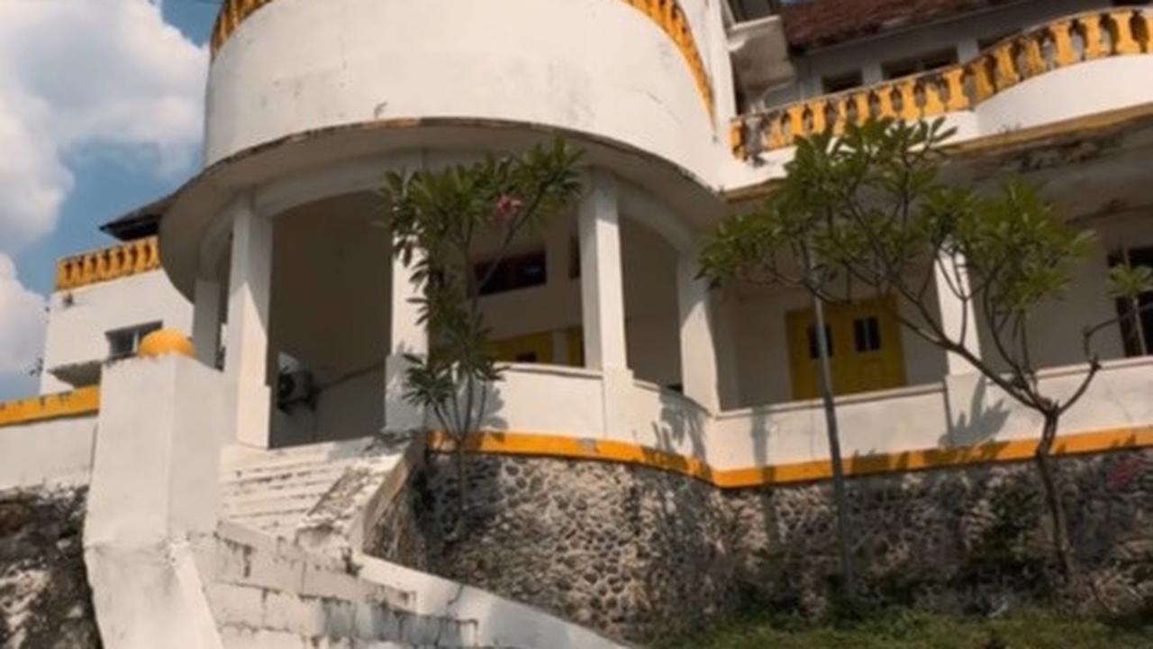 Sisa-sisa kemegahan rumah Nursahit masih terlihat jelas dari depan rumah. Bak rumah-rumah kolonial, rumah Nursahit memiliki cat berwarna putih dengan balkon lantai 2 di beberapa sisi.