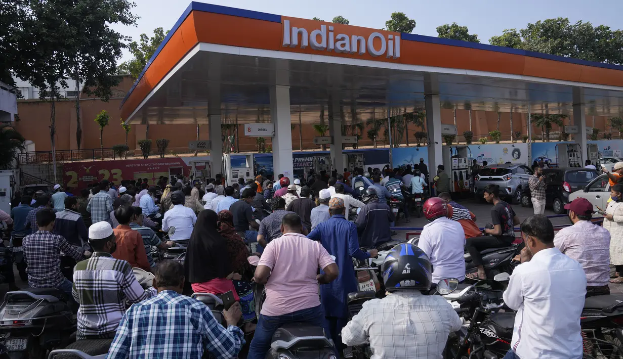 Orang-orang menunggu bahan bakar di pompa bensin di Hyderabad, India, Selasa, 2 Januari 2024. (AP Photo/Mahesh Kumar A.)