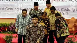 Ketua MPR RI Zulkifli Hasan didampingi Ketua DPD Oesman Sapta Odang dan Ketua DKPP  Jimly Asshiddiqie menghadiri pembukaan acara Konferensi Etika Kehidupan Berbangsa di Gedung Nusantara IV, Jakarta, Rabu (31/5). (Liputan6.com/JohanTallo) 