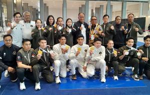 Timnas Wushu Indonesia berhasil meraih lima medali emas dan tiga medali perak di SEA Games 2025. Satu dari lima medali emas tersebut disumbangkan Patricia Geraldine (tiga dari kanan bawah) pada nomor gabungan Changquan, Jianshu dan Qiangshu yang bertanding di The Government Complex Building C, Thung Song Hong, Lak Si, Bangkok, Senin (15/12/2025). (dok. Wushu Indonesia)