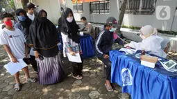 Warga Kelurahan Serua antre mendapatkan suntikan pertama vaksin COVID-19 Sinovac di musala Pesantren Nurul Hidayah, Serua, Kota Depok, Jawa Barat, Rabu (22/9/2021). Kegiatan Vaksinasi Merdeka ini dalam rangka menyukseskan program vaksinasi nasional. (merdeka.com/Arie Basuki)