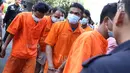 Para tersangka yang ditangkap dalam Operasi Cipta Kondisi di Mapolda Metro Jaya, Jakarta, Jumat (6/7). Seluruh pelaku yang ditangkap merupakan hasil tangkapan dari 14 polres di bawah wilayah hukum Polda Metro Jaya. (Liputan6.com/Immanuel Antonius)