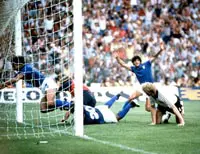 Gol pertama Italia yang dicetak Paolo Rossi dalam babak final melawan Jerman Barat.