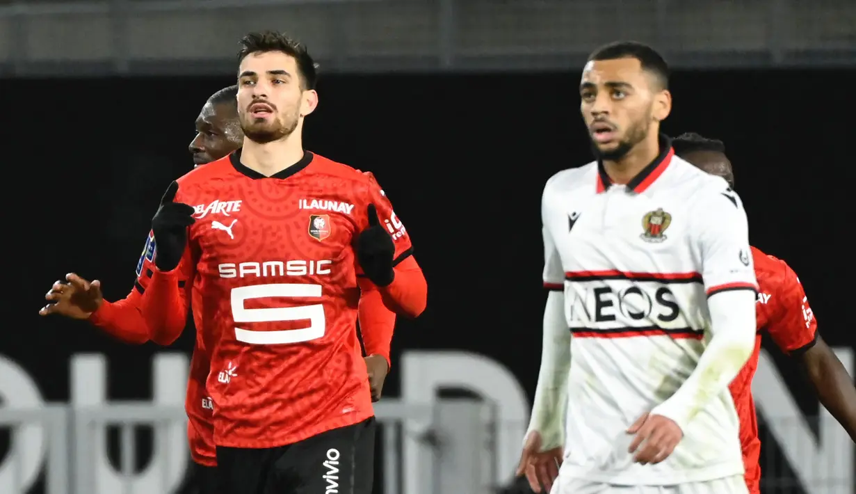 Striker Rennes, Martin Terrier (kiri) melakukan selebrasi usai mencetak gol penyeimbang 1-1 ke gawang Nice dalam laga lanjutan Liga Prancis 2020/21 pekan ke-27 di Roazhon Park Stadium, Rennes, Jumat, (26/2/2021). Rennes kalah 1-2 dari Nice. (AFP/Damien Meyer)