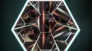 Pengunjung mendatangi ruang seni digital imersif Space and Time Cube Surabaya yang baru dibuka, di Surabaya, 23 Agustus 2026. (AFP/ Juni Kriswanto)