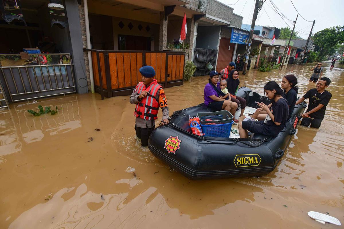 FOTO: Tanggul Jebol, 2.000 Warga Villa Pamulang Terdampak Banjir