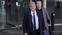 Presiden FC Barcelona, ​​Joan Laporta, meninggalkan gedung pengadilan Ciutat de la Justicia di Barcelona pada 12 Desember 2025 setelah menyatakan diri sebagai saksi dalam kasus korupsi wasit sepak bola "Negreira". (Manaure Quintero/AFP)