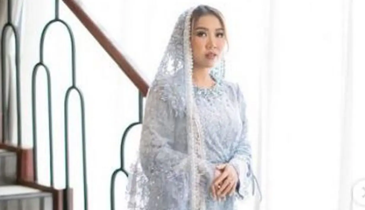 <p>Abaya Kiky Saputri di Pengajian Jelang Pernikahan Kreasi Desainer yang Sama dengan Erina Gudono.&nbsp; Photography: @e_studiosphoto (foto: Instagram @kikysaputrii)</p>