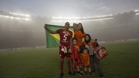 Bek Persija Jakarta, Jaimerson Xavier, merayakan gelar juara usai mengalahkan Mitra Kukar pada laga Liga 1 di SUGBK, Jakarta, Minggu (9/12). Persija menang 2-1 atas Mitra. (Bola.com/Yoppy Renato)