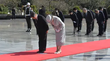 Kaisar Jepang Naruhito dan Permaisuri Masako memberikan penghormatan kepada para pahlawan saat mengunjungi Taman Makam Pahlawan (TMP) Kalibata, Jakarta, Selasa (20/6/2023). (Republika/POOL/Edwin Putranto)