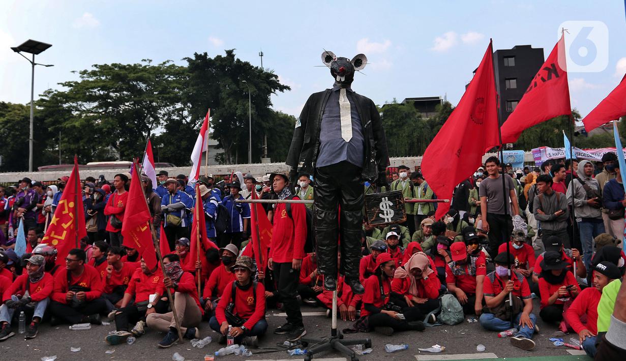 Sejumlah buruh melakukan unjuk rasa di depan Gedung DPR, Jakarta, Rabu (10/8/2022). Dalam aksi tersebut mereka menuntut agar pemerintah menghapus Omnibus Law. (Liputan6.com/Angga Yuniar)