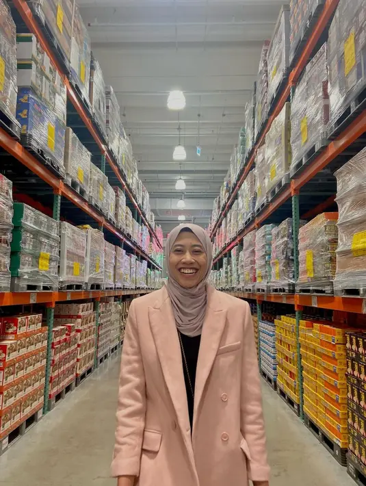 Potret lain memperlihatkan Mega tampil dengan oversize blazer warna pink yang dipadukan dengan pashmina warna lilac-nya. [@megawatihangestrip]