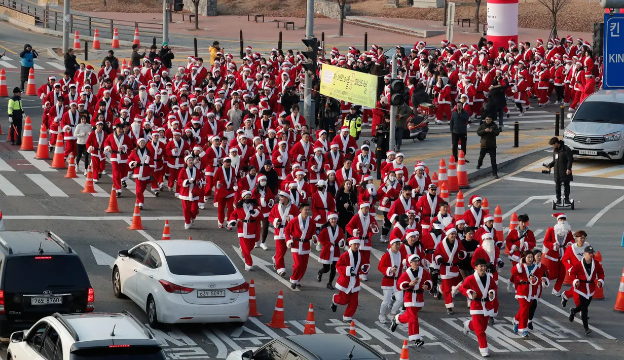 Sinterklas Lari Maraton di Korsel: Peserta yang mengenakan kostum Sinterklas mengikuti lomba lari maraton dalam acara Santa Run 2019 di Goyang, Korea Selatan, Sabtu (7/12/2019). Sekitar 2.000 peserta mengikuti lomba lari maraton sejauh 5 dan 10 kilometer. (AP Photo/Lee Jin-man)